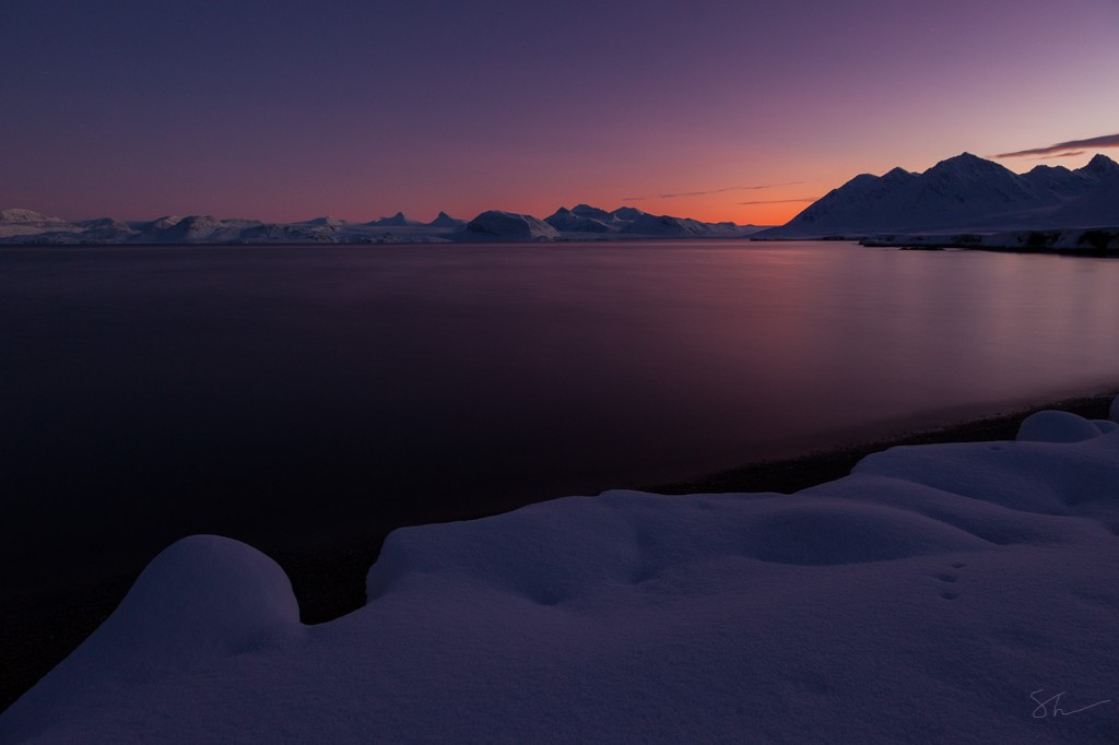A fantastic phenomenon of a red horizon in the polar night. 